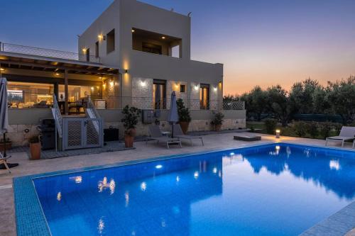Villa Luna 5 bedrooms Private Pool Hot Tub Garden — 4-Star Luxury Hotel in Skalanion, Greece