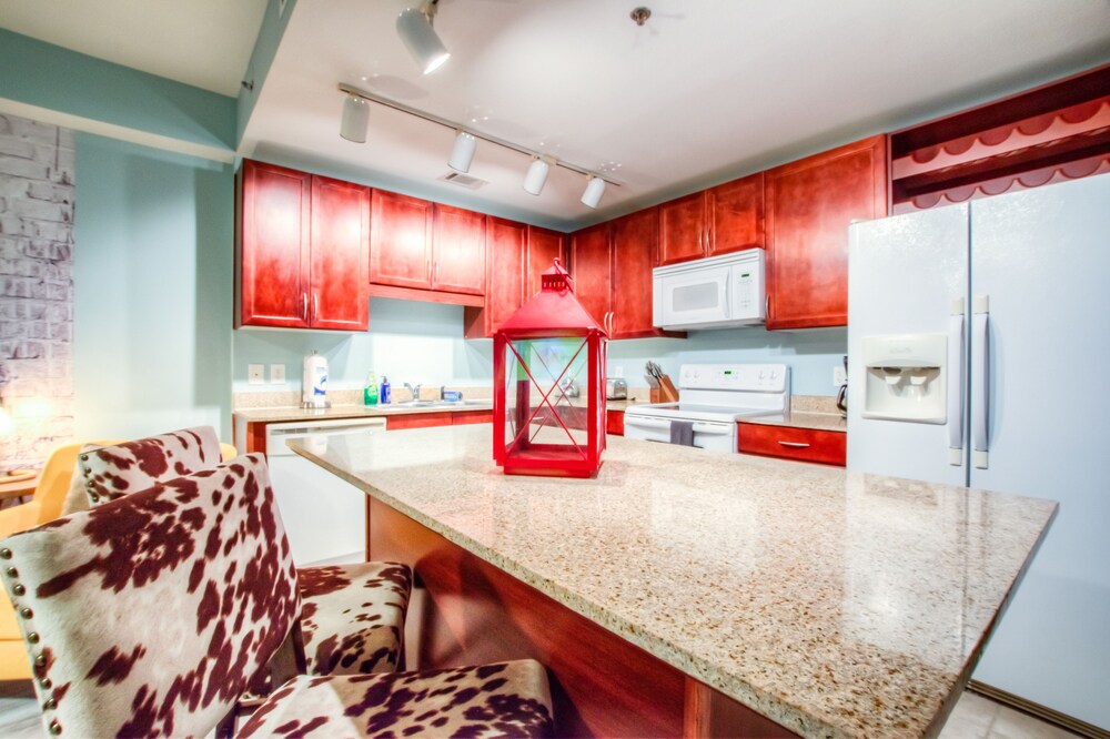 Laketown Wharf Resort by Aneliya's Rentals - photo 331