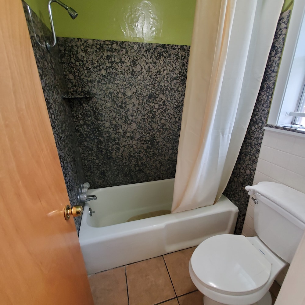 Vanguard Motel - photo 10