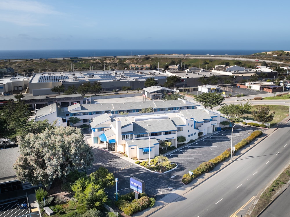 Econo Lodge Bay Breeze - photo 30