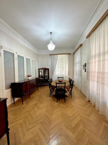 Old Tbilisi Authentic spacious 3BR Apartment with Balcony Walk to Freedom Sq Family friendly
