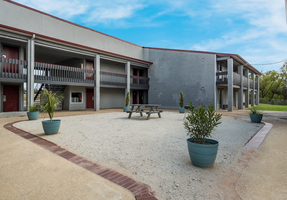 Red Roof Inn Madisonville - photo 22