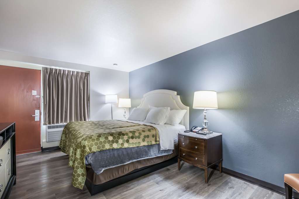Econo Lodge Neenah - photo 12