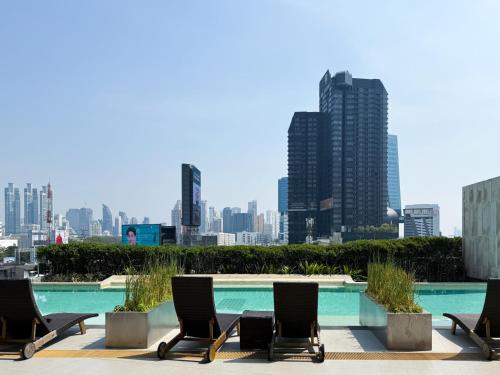 Spacious High Rise 2BR Ultra Fast Wifi Phrom Phong
