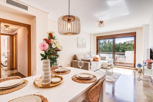 Ultimate Rentals Heerlijk Appartement Met Uitzicht Op Het Zwembad — 4-Star Luxury Hotel in Estepona, Spain