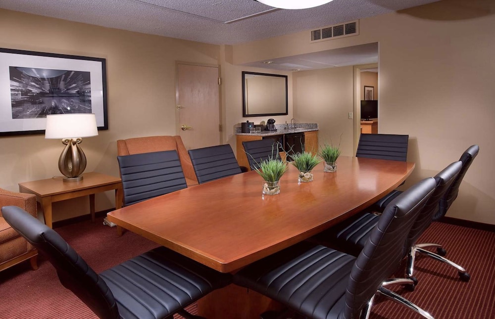 Embassy Suites by Hilton Kansas City International Airport - photo 36