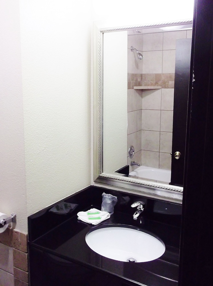 Banfield Value Inn - photo 26