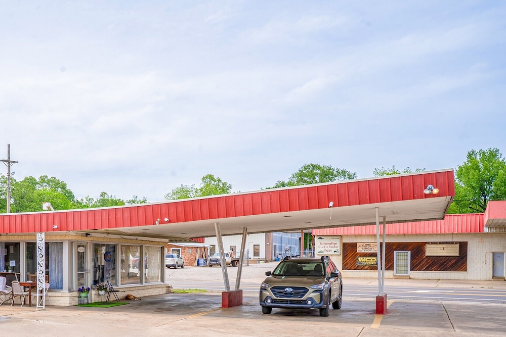 OYO Holiday Capri Motel & Rv Park — hotel in Booneville