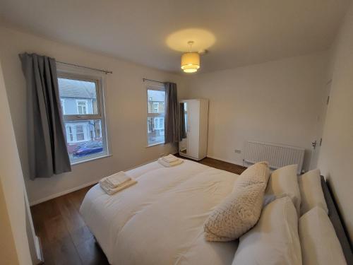 Central 5BR Retreat Walk to Tube Explore London — 4-Star Luxury Hotel in London, United Kingdom