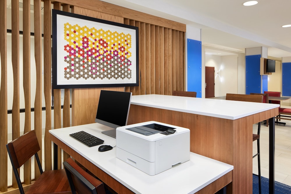Holiday Inn Express & Suites Seymour by IHG - photo 16