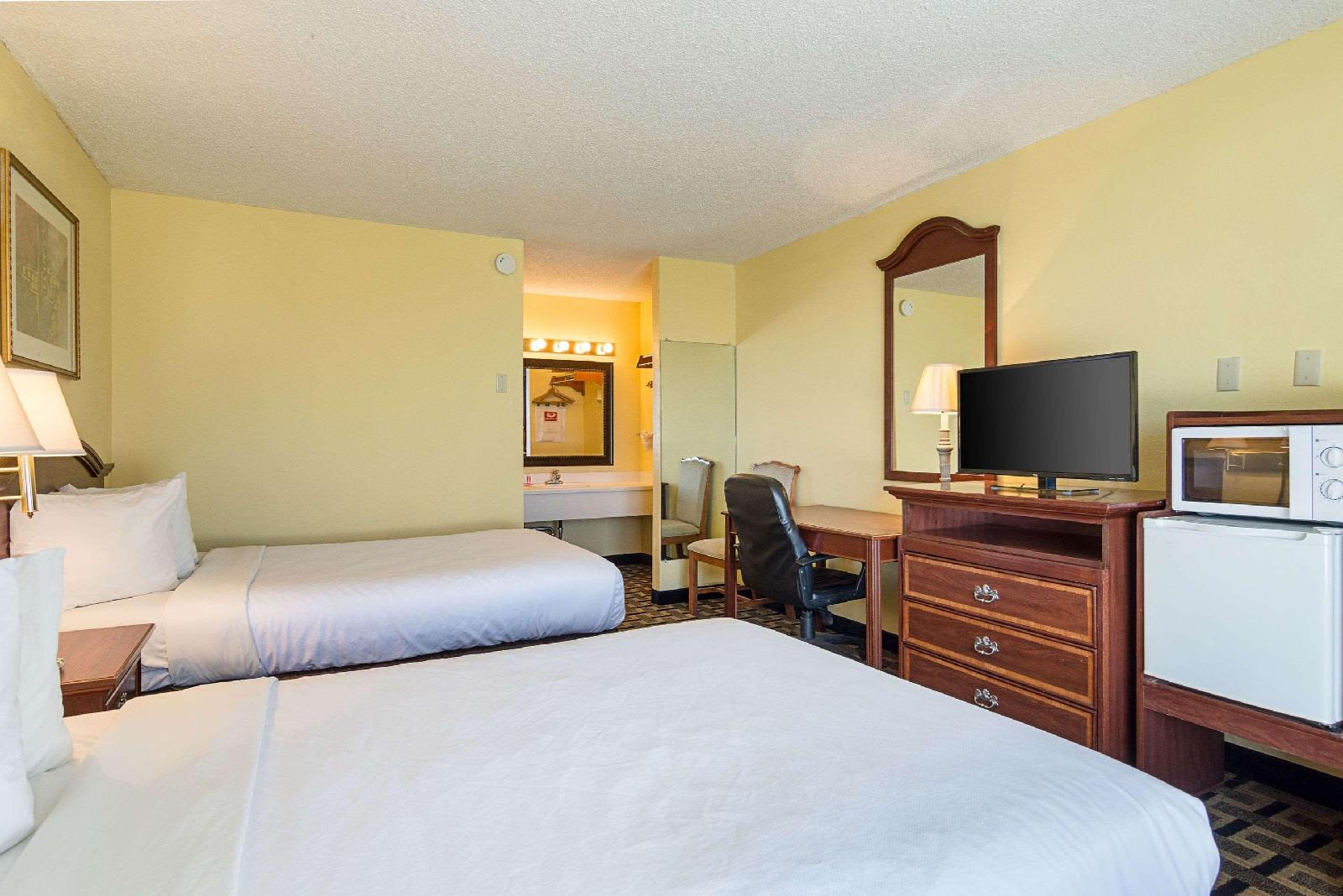 Econo Lodge - photo 8