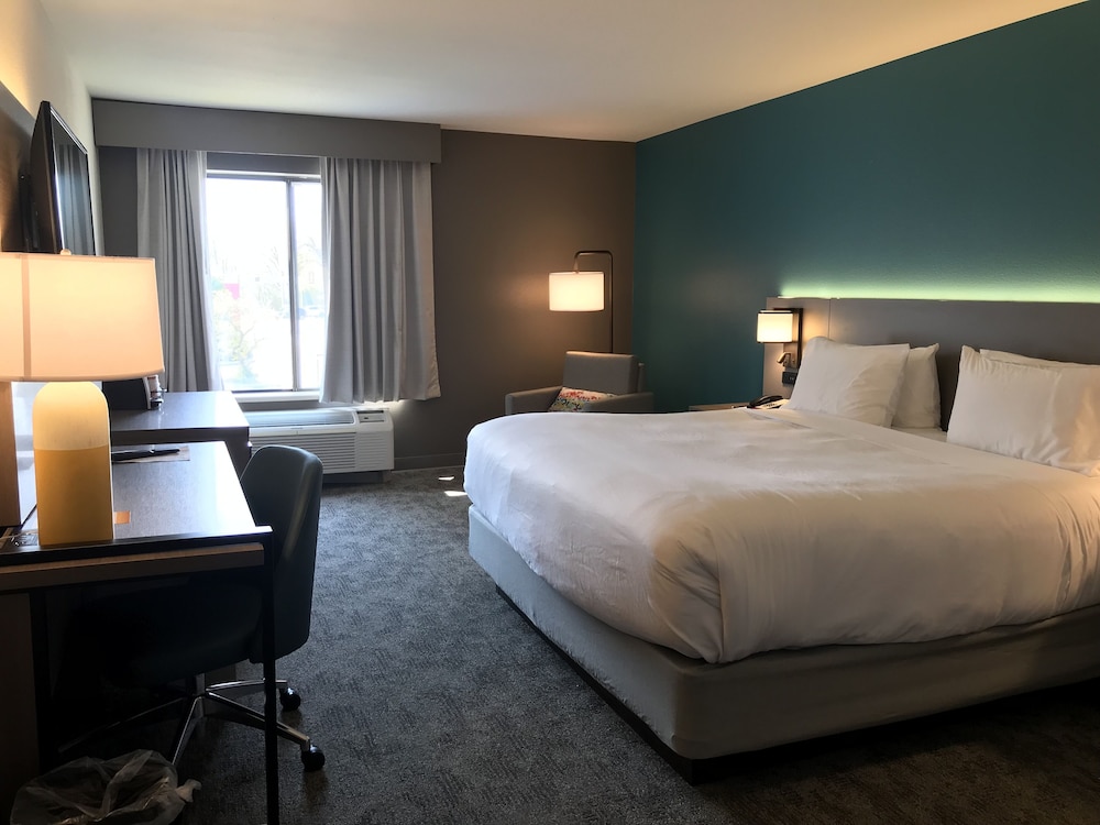 Comfort Inn & Suites NW Milwaukee - photo 18