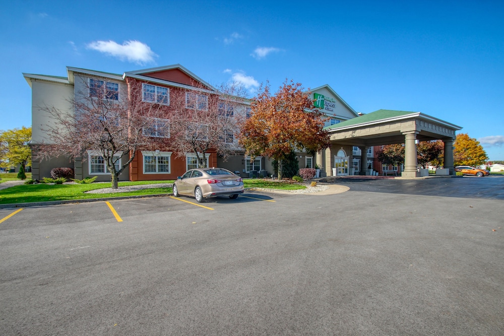 Holiday Inn Express Hotel & Suites Oshkosh by IHG - photo 77