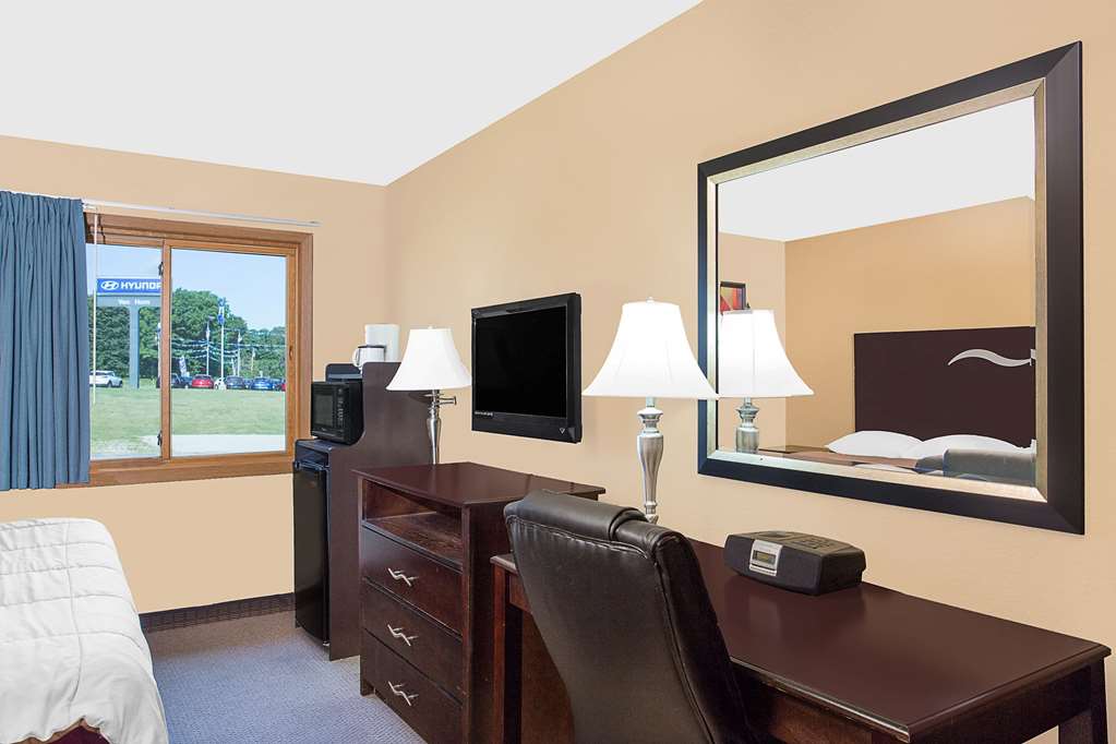 Super 8 by Wyndham Sheboygan WI - photo 11
