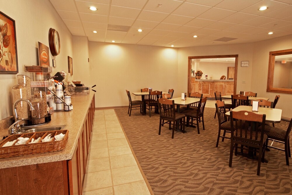 Paola Inn And Suites - photo 45
