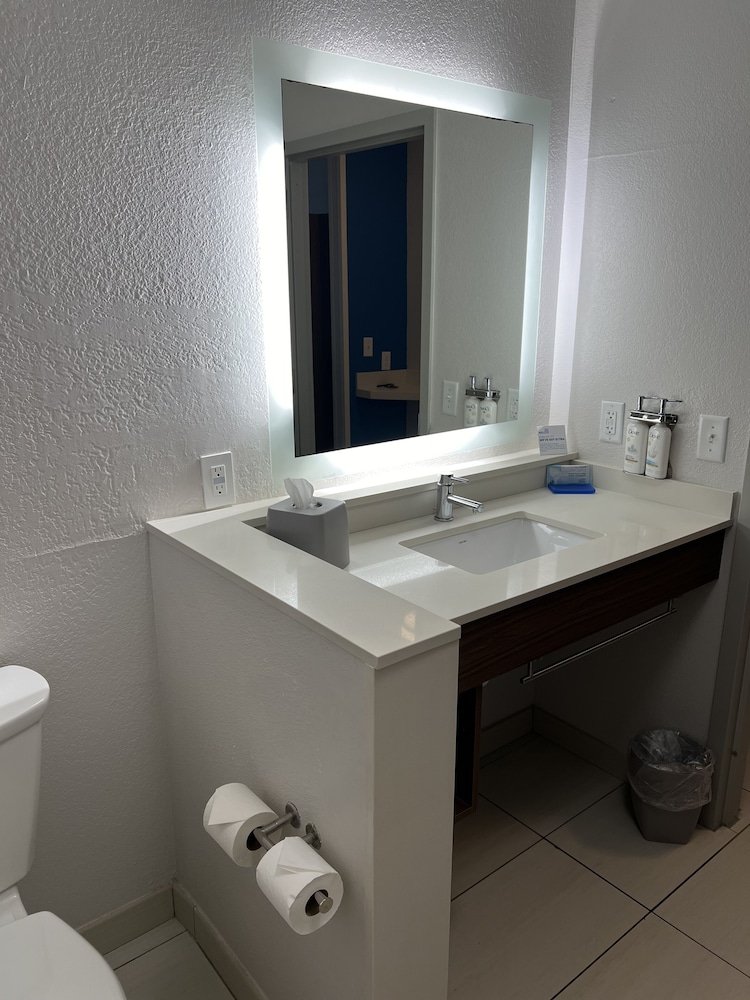 Holiday Inn Express & Suites Mobile University Area by IHG - photo 32