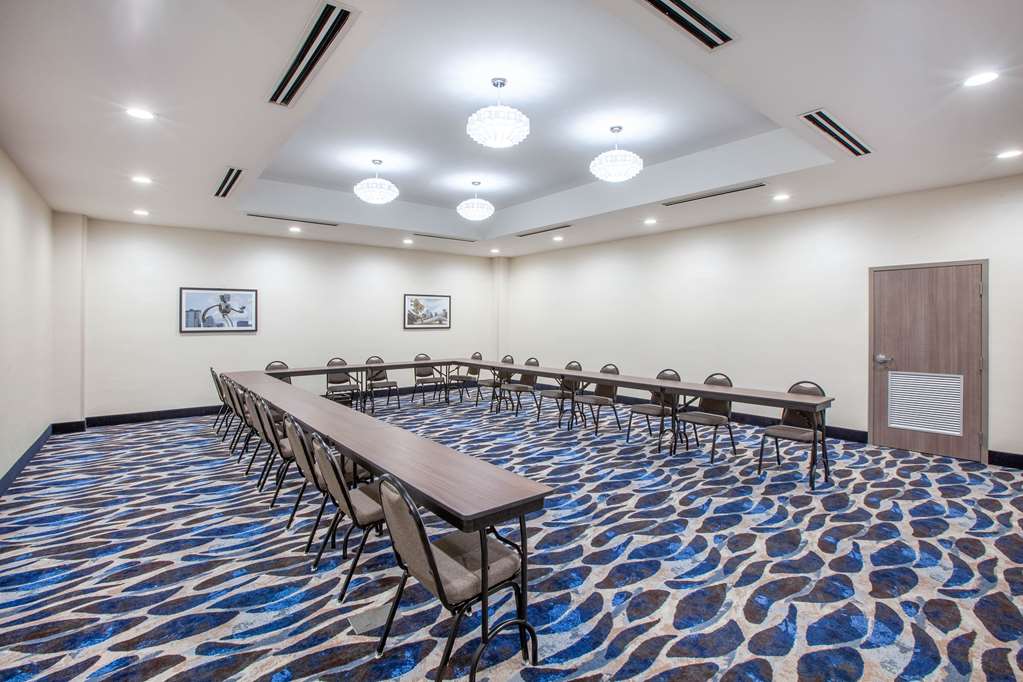 La Quinta Inn & Suites by Wyndham Dallas Duncanville - photo 32