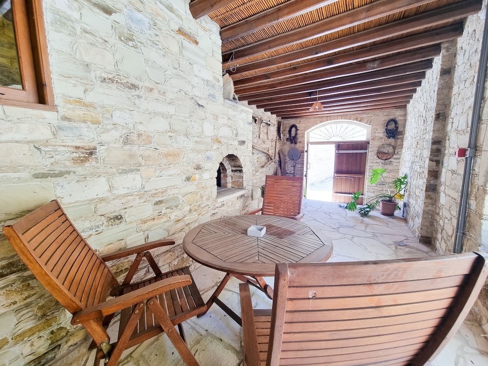 Skarinou’s Landhouse Poolside Apartment