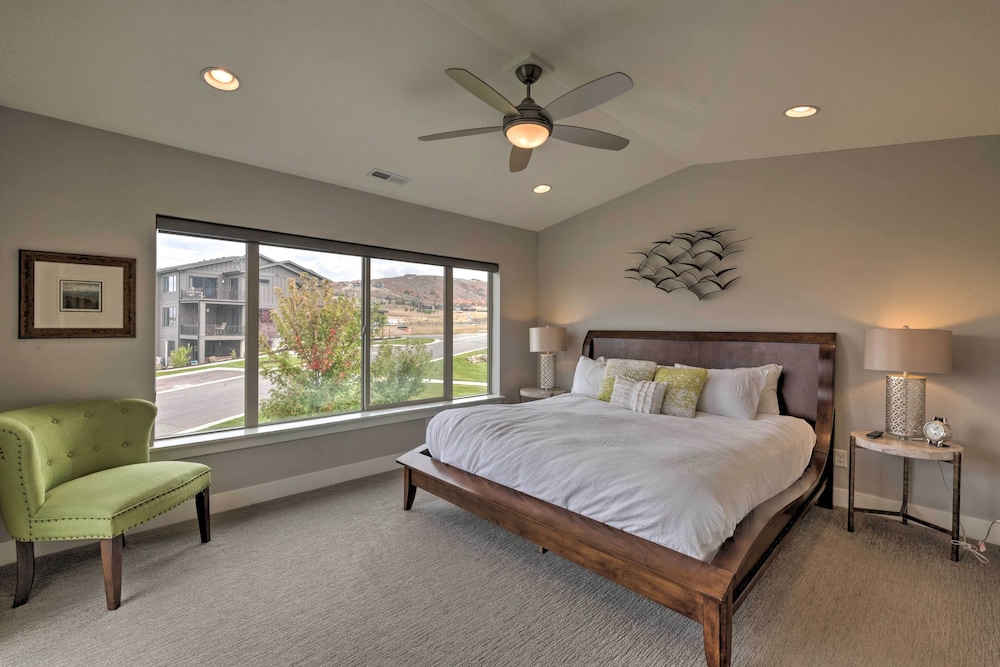 Modern Huntsville Resort Retreat with Deck And Hot Tub - featured photo