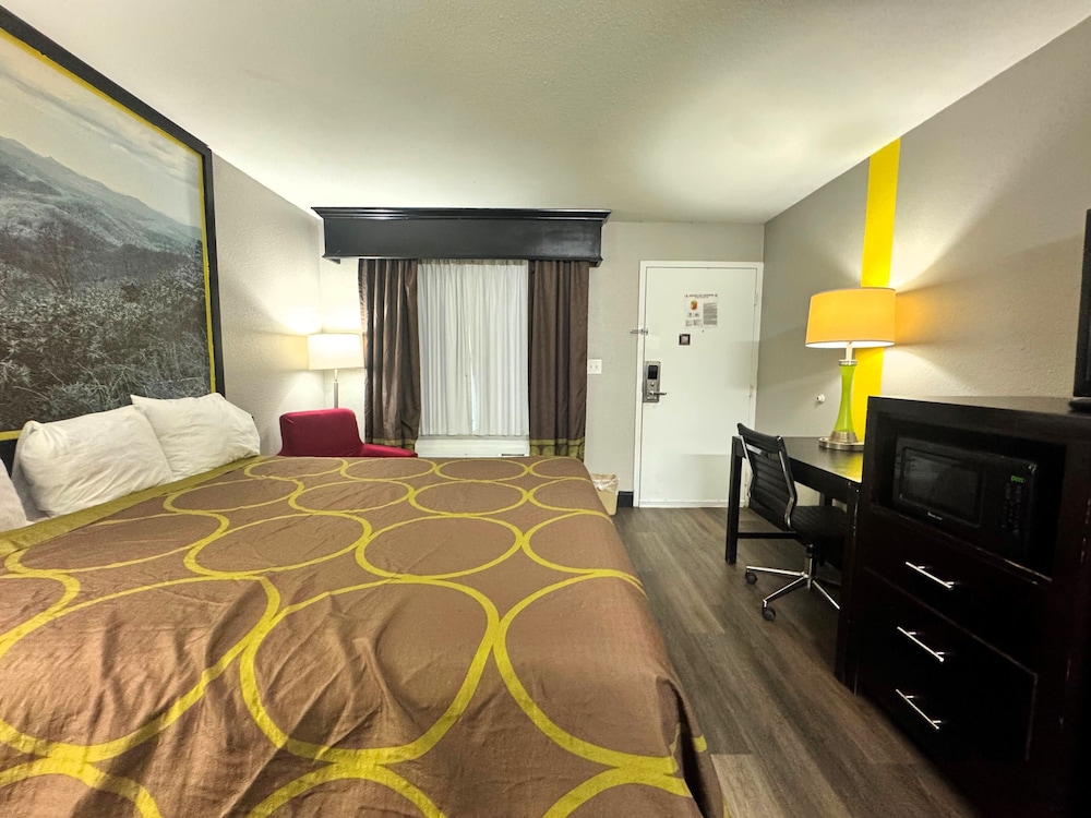 Super 8 by Wyndham Tupelo Airport - photo 9