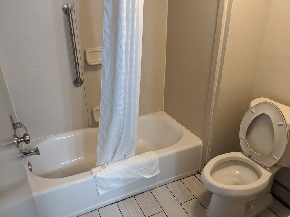Clarion Pointe Greensboro Airport - photo 32