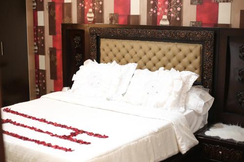 pyramids show view Room - carbon neutral hotel in Cairo