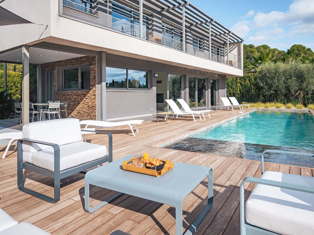 Villa 4 Bedrooms 8 PAX — 4-Star Luxury Hotel in Baillargues, France