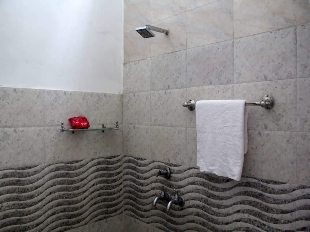 OYO 6370 Hotel Golden Woods
