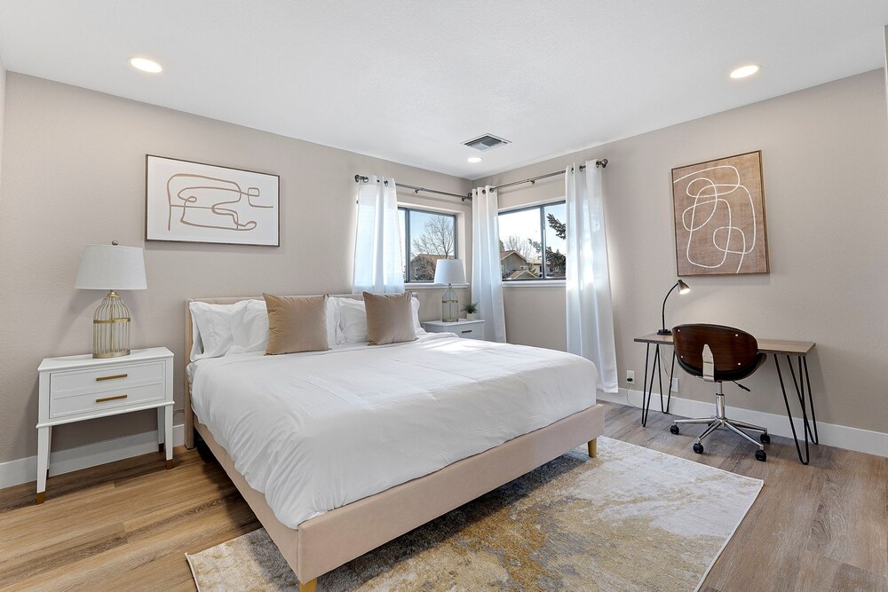 Elegant 4BD Reno Abode Close to Shops and Casinos - photo 2