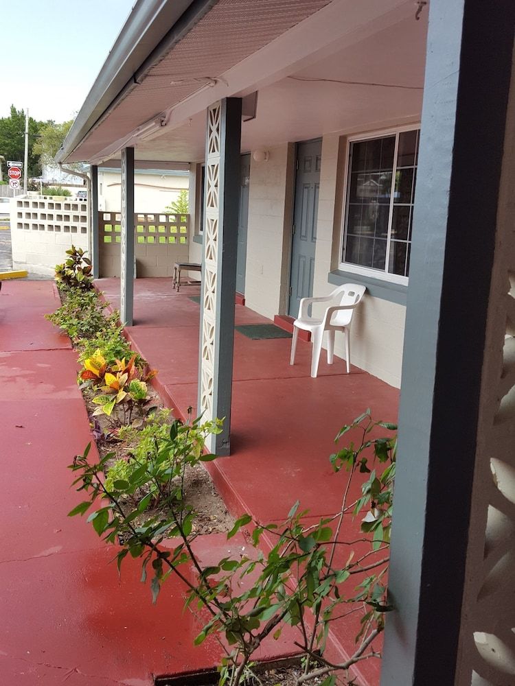 Three Oaks Motel - photo 7