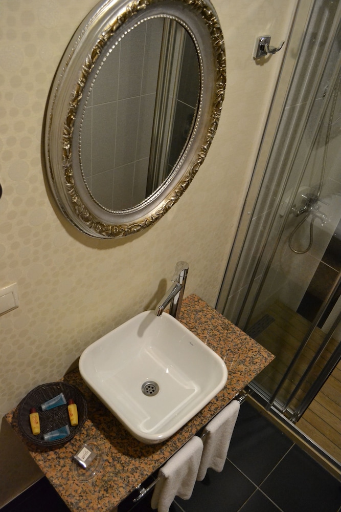 Bathroom sink