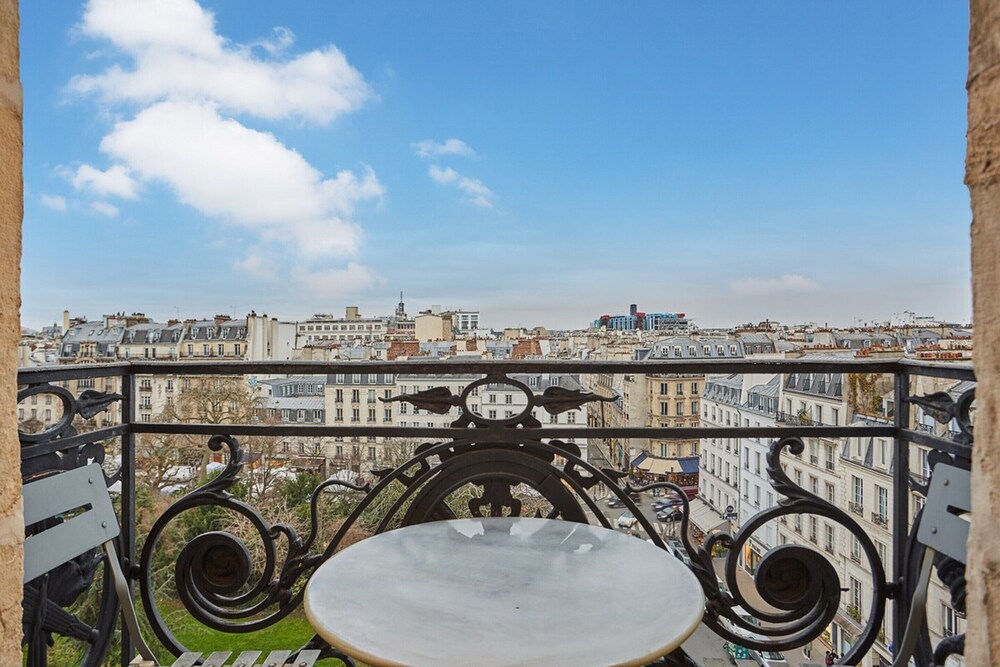 Sublime Apartment Center of Paris le Marais — 4-Star Luxury Hotel in Paris, France