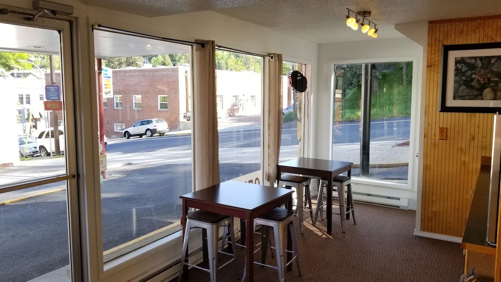 Cougar Land Motel - photo 32