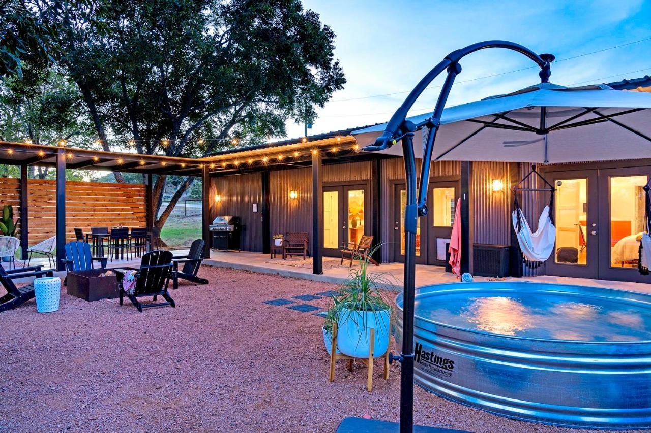 Container Haus Hot Tub Cowboy Pool Pet Friendly — 4-Star Luxury Hotel in Fredericksburg, United States