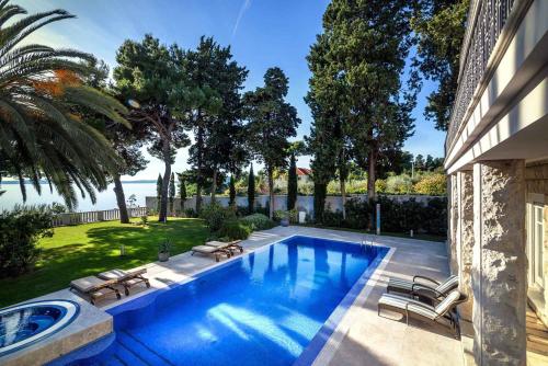 Villa Mestro 5 Bedroom Historical Villa Sea Front with Sea Views Perfect for Families — 4-Star Luxury Hotel in Split, Croatia