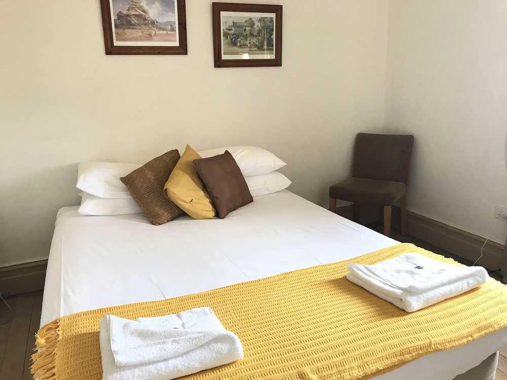 Caledonia Hotel — hotel in Aberdare