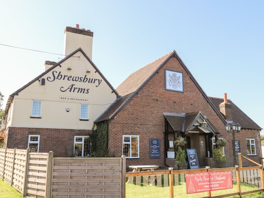 Mickle Trafford Manor - last minute hotel in Chester