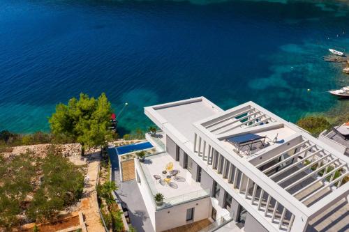 Beachfront Villa Extravaganza with Infinity Pool — Marina — photo 5