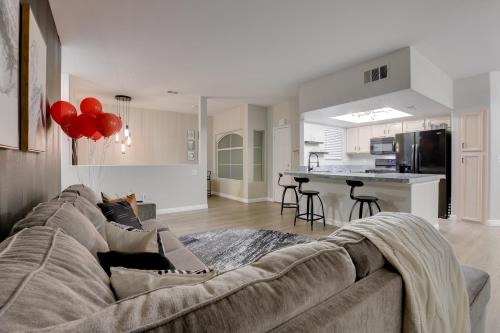 6 Mi to Vegas Strip City View Gem with Pool Access