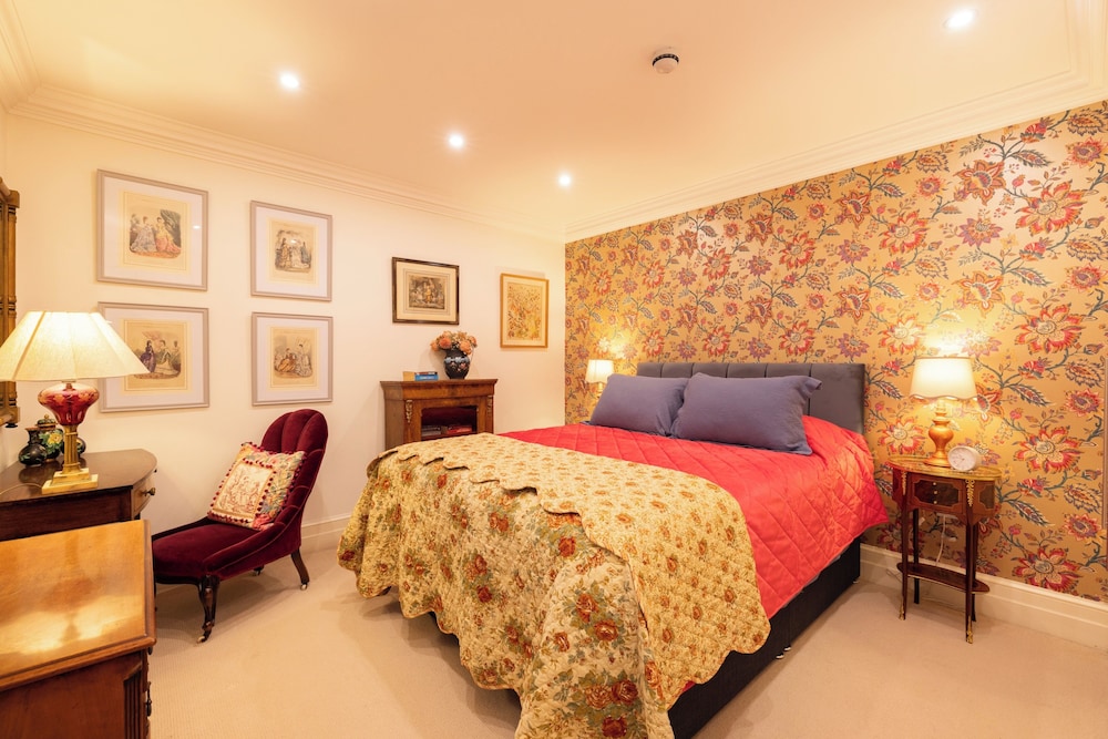 Paddington 7 bed 13 guest Massive House W patio — 4-Star Luxury Hotel in London, United Kingdom