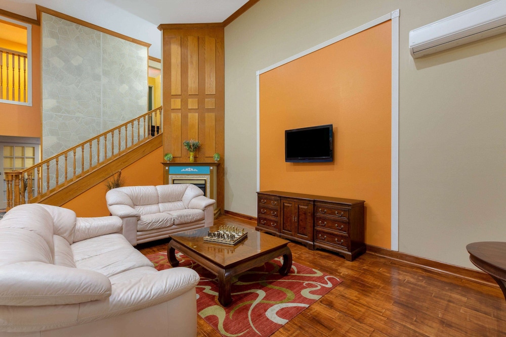 Super 8 by Wyndham Lake of the Ozarks - photo 2