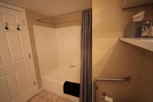 Jarvis Suite Hotel - photo 2