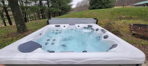 100 Acre Red Brick Ranch Hocking Hills Cabin Hot Tub 12 — 4-Star Luxury Hotel in Logan, United States