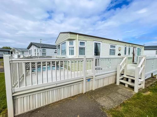 Lovely Caravan For Hire With Large Decking Area In Hunstanton Ref 23218K in Hunstanton, United Kingdom