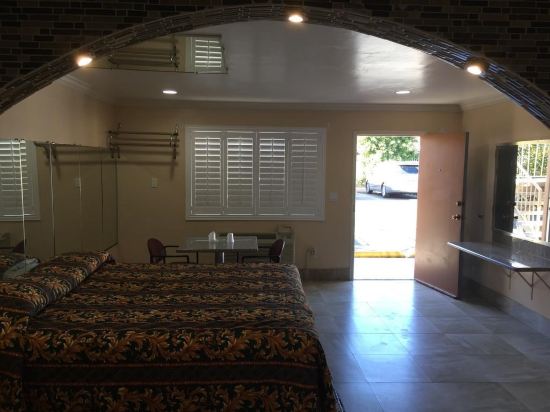 Foxy's Motor Inn on Florence & Hoover St - photo 10