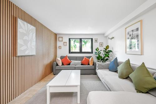 Le Jardin 3 Piece Parking Disney & Paris - last minute hotel in Unknown City