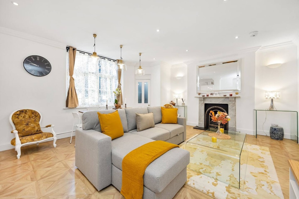 Edwardian 3BR Home West Kensington Stay — 4-Star Luxury Hotel in London, United Kingdom