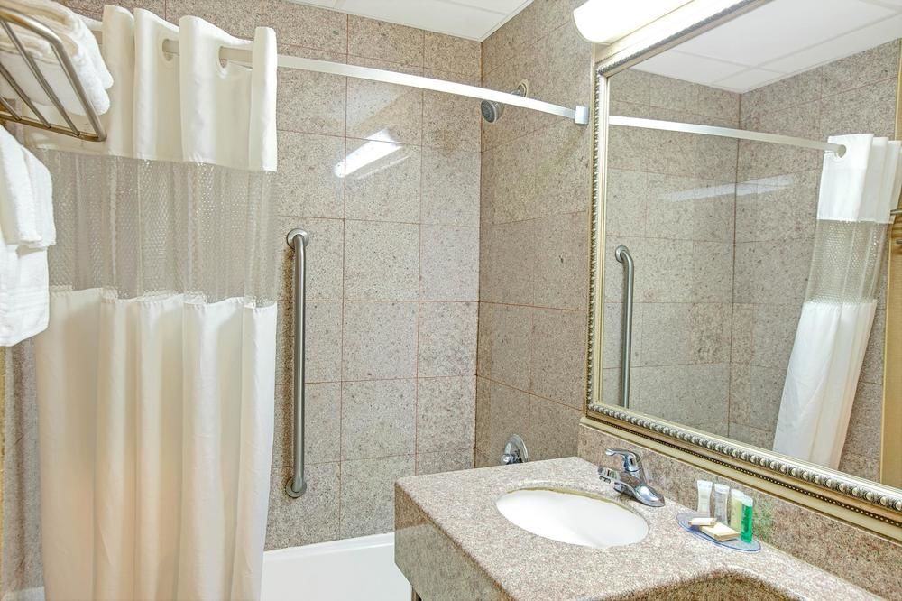 Howard Johnson Express Inn Bronx - photo 8