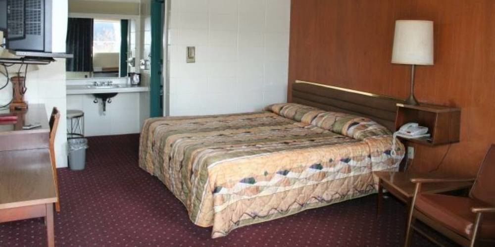 Hamilton Holiday Motel - photo 7