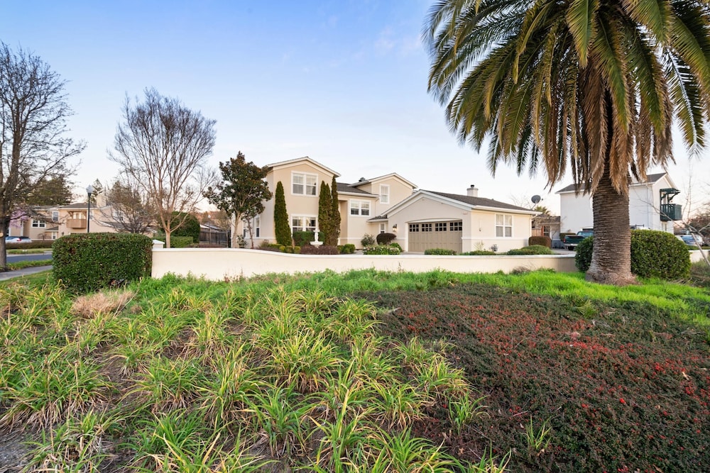 Fiano by Avantstay Centrally Located Haven w Stunning Courtyard & Pool Table in Santa Rosa, United States